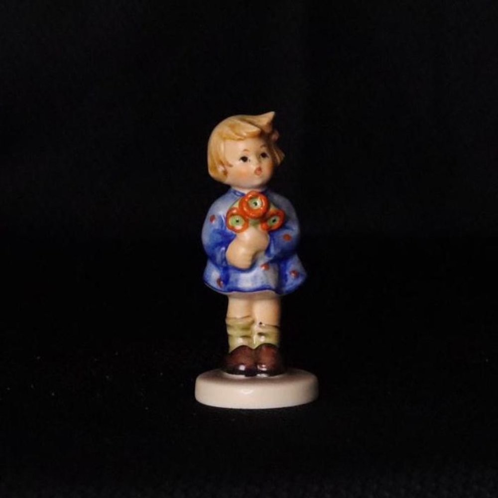 Girl w/ flowers - Vintage Hummel